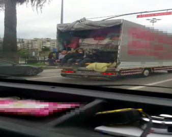 Nakliye kamyonunda tehlikeli yolculuk kamerada