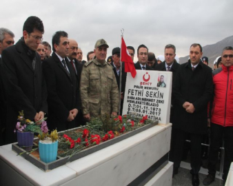 Kahramanca şehit düşen Fethi Sekin kabri başında anıldı