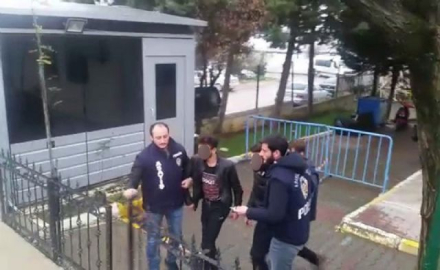 İnternette tanıştıklar, oklavayla dövüp gasp ettiler