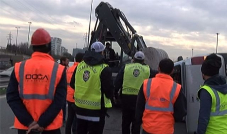 Uçağa yetişmeye çalışırken takla attı