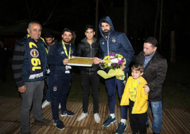 Fenerbahçeli futbolcuların baklava keyfi
