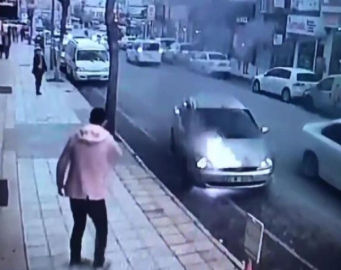 Hareket halindeki otomobil alev aldı