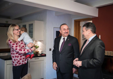 Alman mevkidaşından Çavuşoğlu'na Türk çayı