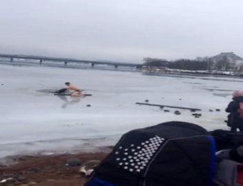 Donmuş göldeki köpeği kurtardı