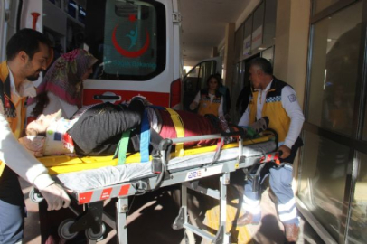 Otomobil kucağında bebeği olan anneye çarptı