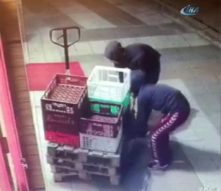 Ekmek kasası hırsızları kamerada