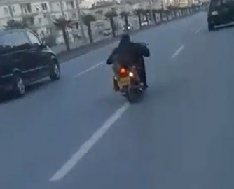 Yatarak motosiklet kullandı