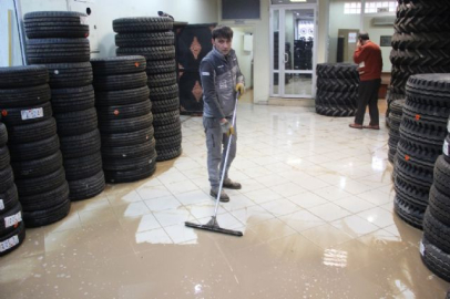 Şebeke borusu patladı, dükkanlar sular altında kaldı