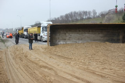 TEM'de hafriyat kamyonu devrildi, trafik kilitlendi