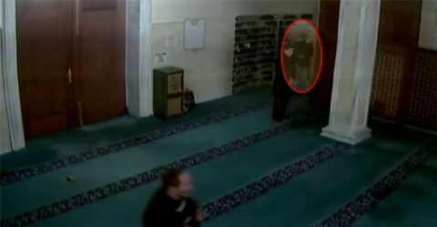 Camiye dadanan ayakkabı hırsızları kamerada