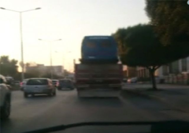 Kamyon kasasına jandarma aracını yükleyip tehlike saçtı