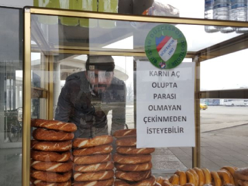 Genç simitçiden örnek davranış