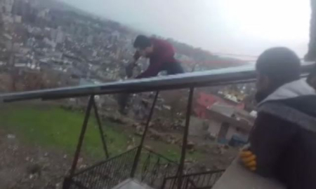 Çatıya sac takan işçi yürekleri ağza getirdi