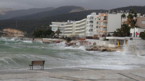 Taşucu-KKTC feribot ve gemi seferlerine fırtına engeli