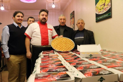 Mevzideki askerlerin üşümemesi için odun taşıdı