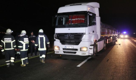 Patlayan lastiği değiştirmek isterken tırın altında can verdi