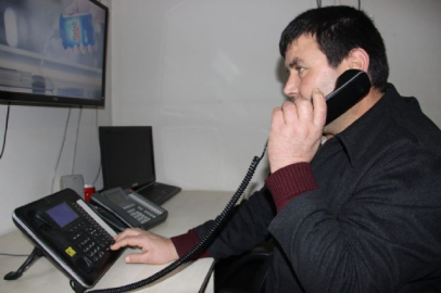 Gözleri görmese de sesiyle hayata tutunuyor