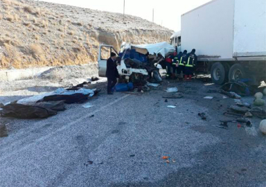 Van'da minibüsle tır çarpıştı: 8 ölü, 2 yaralı