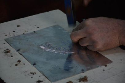 Bakırcı esnafı 'zeytin dalı' figürü işlemeye başladı