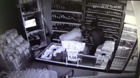 Sigara ve alkol hırsızlığı kamerada