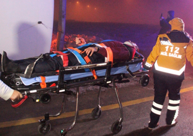 Konya'da yolcu otobüsü refüje devrildi: 11 yaralı var