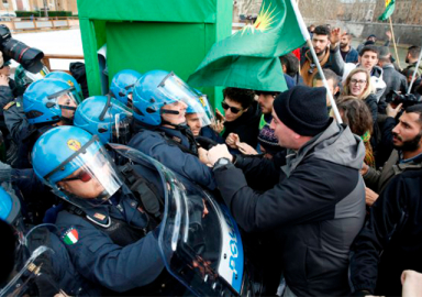 İtalyan polislerinden terör yanlılarına dayak