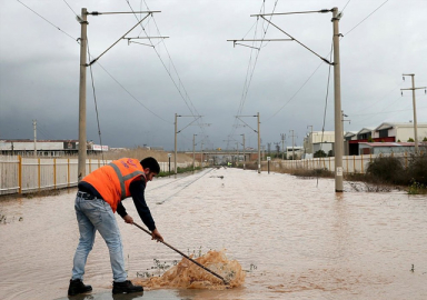 Yağış nedeniyle İZBAN yolda kaldı