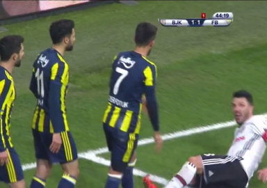 Fenerbahçeli Alper Potuk kırmızı kart gördü