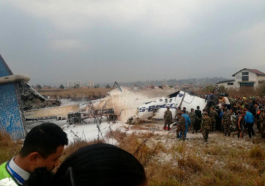 Bangladeş yolcu uçağı Nepal'de düştü: 38 ölü