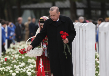 Cumhurbaşkanı şehitliklere karanfil bıraktı