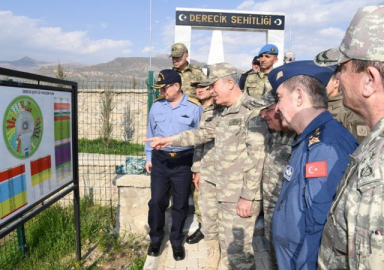 Hulusi Akar sınır birliklerini denetledi