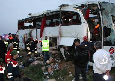 Aksaray'da yolcu otobüsü devrildi: 4 ölü 37 yaralı