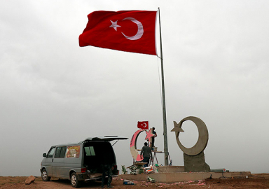 Afrin sınırına Türk bayrağı dikildi