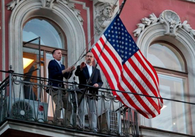 Rusya'dan ABD'ye misilleme: Bayrağı indirildi