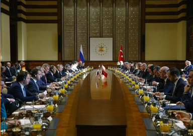 Putin: S-400 anlaşmasını hayata geçirmek önceliğimiz