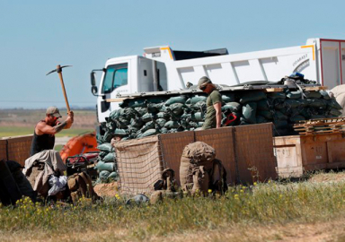Menbiç'teki Amerikan askerleri hendek kazarken görüntülendi