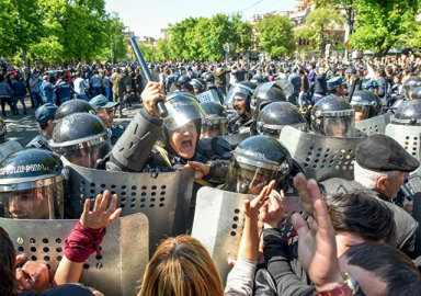 Ermenistan'da polis Sarkisyan karşıtı protestoculara müdahale etti