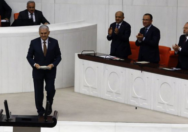 Başbakan Binali Yıldırım Meclis'te ayakta alkışlandı