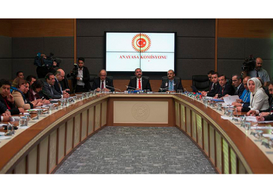 ''Uyum paketi' Anayasa Komisyonu'nda kabul edildi