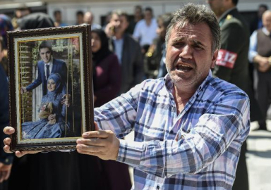 Şehit babasından yürek yakan feryat: Yavrum seccadesiyle gitti!