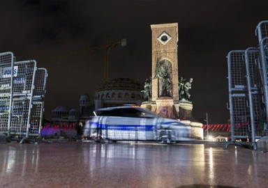 Bariyerlerle kapatılan Taksim Meydanı çevresinde helikopter destekli polis denetimi