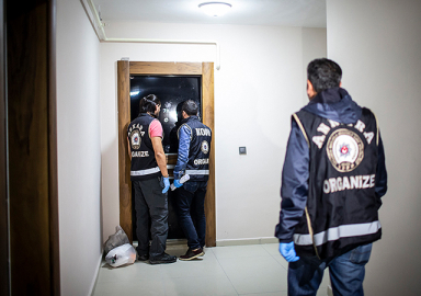 FETÖ'nün hücre evlerine operasyon: 30 gözaltı