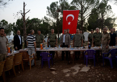 Korgeneral Temel, Afrin kahramanlarıyla Burseya'da iftar yaptı