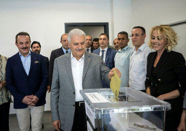 Binali Yıldırım oyunu kullandı: Milletimiz için hayırlı olsun