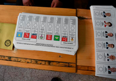 Oy pusulalarını saklamaya çalışan HDP'li müşahit yakalandı