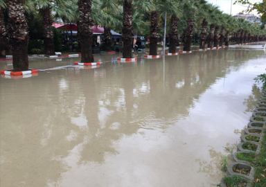 Meteroloji'den İstanbul'a yağmur uyarısı Silivri'yi sel aldı
