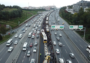 Metrobüs kaza yaptı: Tüm seferler durdu!