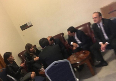 Meclis'te yasak alanda sigara içen milletvekilleri