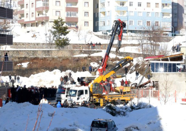 Bitlis'te kafenin çatısı çöktü: 1 ölü 7 yaralı