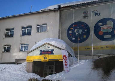 Binanın çatısındaki kar düştü! 6 kişi yaralandı